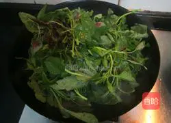 Illustration of how to make amaranth preserved eggs in soup 8