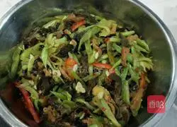 Illustration of how to stir-fry three shredded pork 6