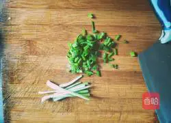 Illustration of how to make loofah, vermicelli and meat slices soup 8