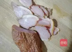 Illustration of how to stir-fry smoked duck with screw pepper 1