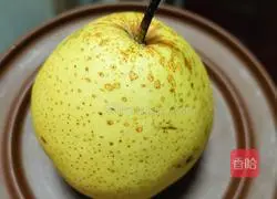 Illustration of how to make snow pear, white fungus, golden orange syrup 1