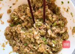 Illustration of how to make celery and pork dumplings 3