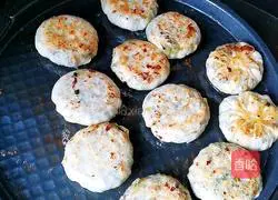 Illustration of how to make dumpling skin version of leek and egg pie 12