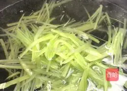 Illustration of how to make wolfberry, lettuce and shredded pork soup 5