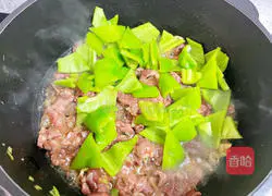 Illustration of how to make fried beef with green pepper 7