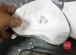 Illustration of how to make pearl milk tea 7