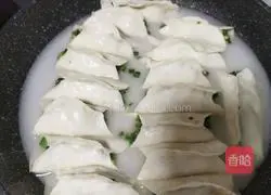Illustration of how to make leek and egg pot stickers 18