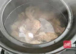 Illustration of how to make morel chicken soup 8