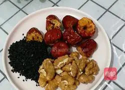 Illustration of how to make black sesame and walnut dew 1