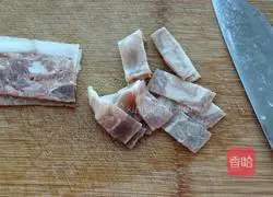 Black Illustration of how to make fried pasta with peppers, mushrooms and bacon 2