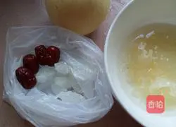 Illustration of how to make white fungus stewed with rock sugar and snow pear 1
