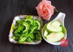 Illustration of how to make green apple and bitter melon ice drink 2