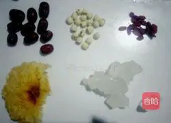 Illustration of how to make snow fungus soup 1