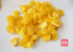 Illustration of how to make pineapple and raspberry soda ice drink 1