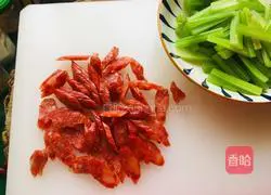 Illustration of how to make fried sausage with celery 3