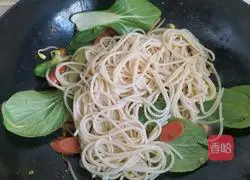 Illustration of how to make fried pasta with ham 10