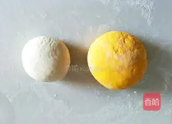 Illustration of how to make golden cartoon steamed buns 1