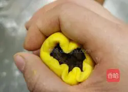 Illustration of how to make pumpkin and bear bean paste buns 6