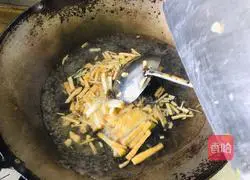 Illustration of how to make spicy and sour shredded pork soup 7