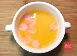 Illustration of how to make peach blossom egg custard 7