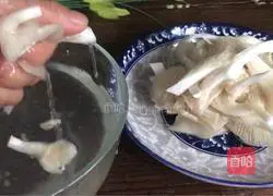 Illustration of how to make mushroom and egg soup 2