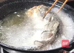 Illustration of how to make sweet and sour crispy grass carp 14