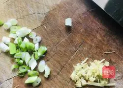 Illustration of how to make duck blood vermicelli and seaweed soup 3