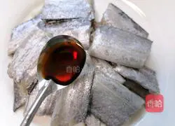 Illustration of how to make salt and pepper fishtail 2