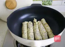 Illustration of how to make kimchi barbecue rolls 10