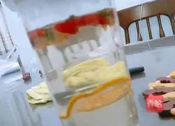 Illustration of how to make lemon wolfberry tea 10