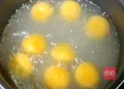 Illustration of how to make papaya rice dumplings stuffed with wine 2