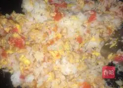 Illustration of how to make tomato and egg fried rice 10