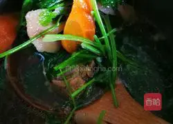 Illustration of how to make pork ribs, carrot and lotus root soup 8