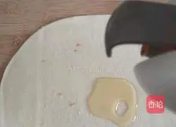 Illustration of how to make fried ham rolls 8