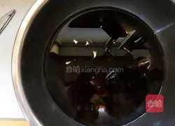 Illustration of a new nutritious way to eat instant spicy spicy soup 3