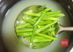 Illustration of how to make asparagus and chicken skin stuffed with chicken soup 7