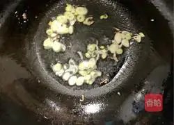 Illustration of how to make loofah, duck blood and fish ball soup 3