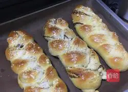 Illustration of how to make crispy braided bean paste bread 16