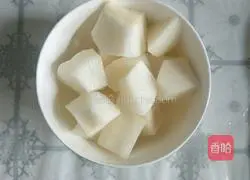 Illustration of how to make Autumn pear, lily and white fungus soup 3