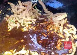 Illustration of making noodles with shredded pork in sauce 11