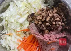 Illustration of how to make crystal steamed dumplings 1