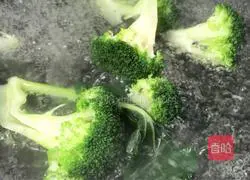 Illustration of how to make broccoli egg pancake rolls 3