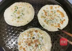 Illustration of how to make dumpling skin scallion pancakes (quick breakfast) 16