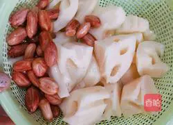 Lotus root and peanut pork ribs soup Practice illustration 5