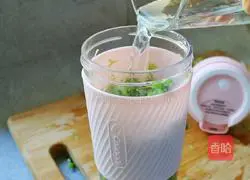 Illustration of how to make honey bitter chrysanthemum juice 4