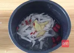 Illustration of how to make coconut stewed black chicken soup 7