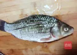 Illustration of how to make white crucian carp soup with fresh mushroom milk 3