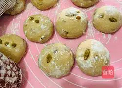 Illustration of how to make brown sugar and red date steamed buns 4