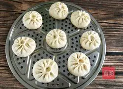Illustration of how to make steamed buns stuffed with chives 22