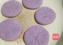Illustration of how to make purple sweet potato cakes with perilla filling 15
